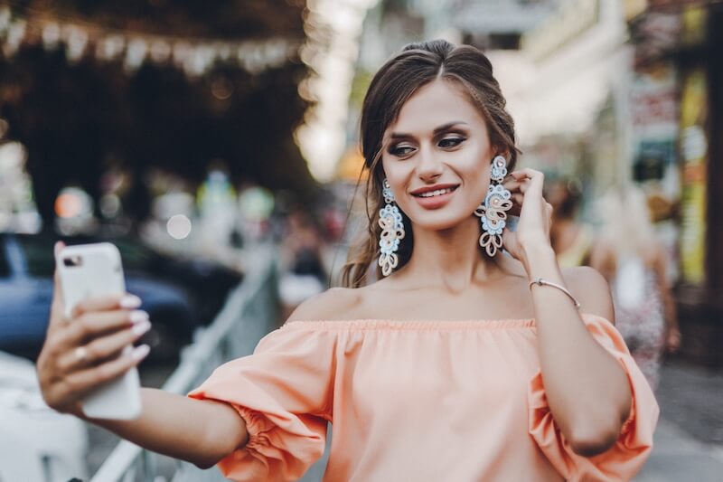influencerka tworzy zdjęcie jako reklama biżuterii