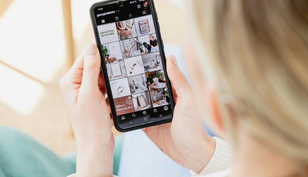 jak dodać muzykę do posta na instagramie na telefonie