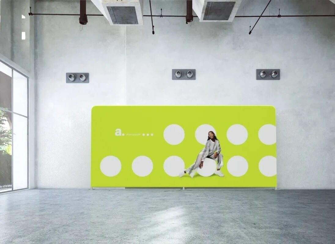 ścianka tekstylna z kobietą ubraną w sportowy strój