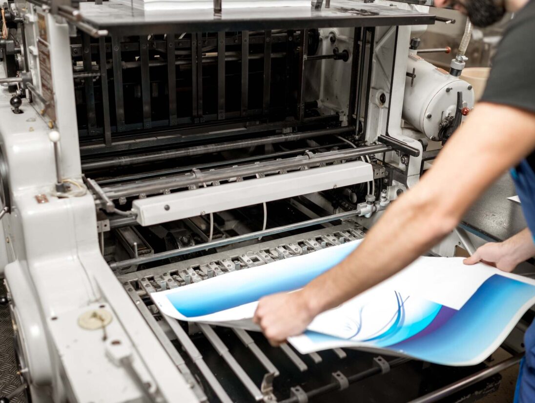 mężczyzna pracujący w drukarni