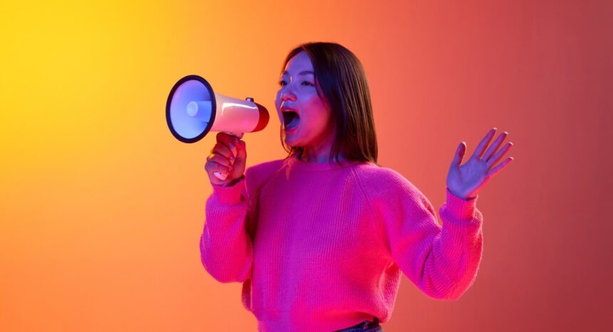 kobieta z megafonem