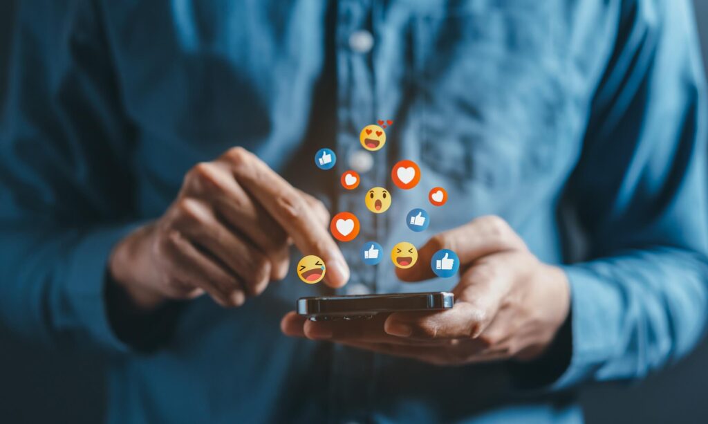 Marketer ustawiający budżet i grupę odbiorców kampanii na Instagramie.