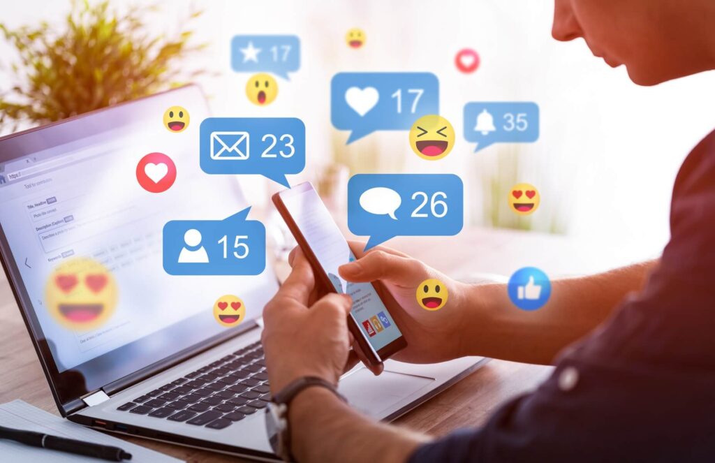 Osoba analizująca wyniki reklamy na Instagramie w panelu Meta 