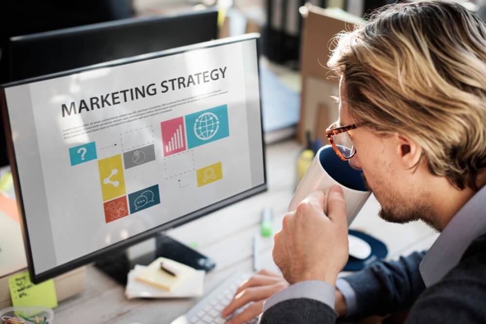 content marketer podczas pracy nad strategią content marketer w trakcie pracy
