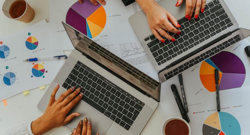 osoby pracujące na laptopach