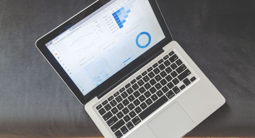 laptop z panelem analitycznym do monitorowania wyników kampanii reklamowych